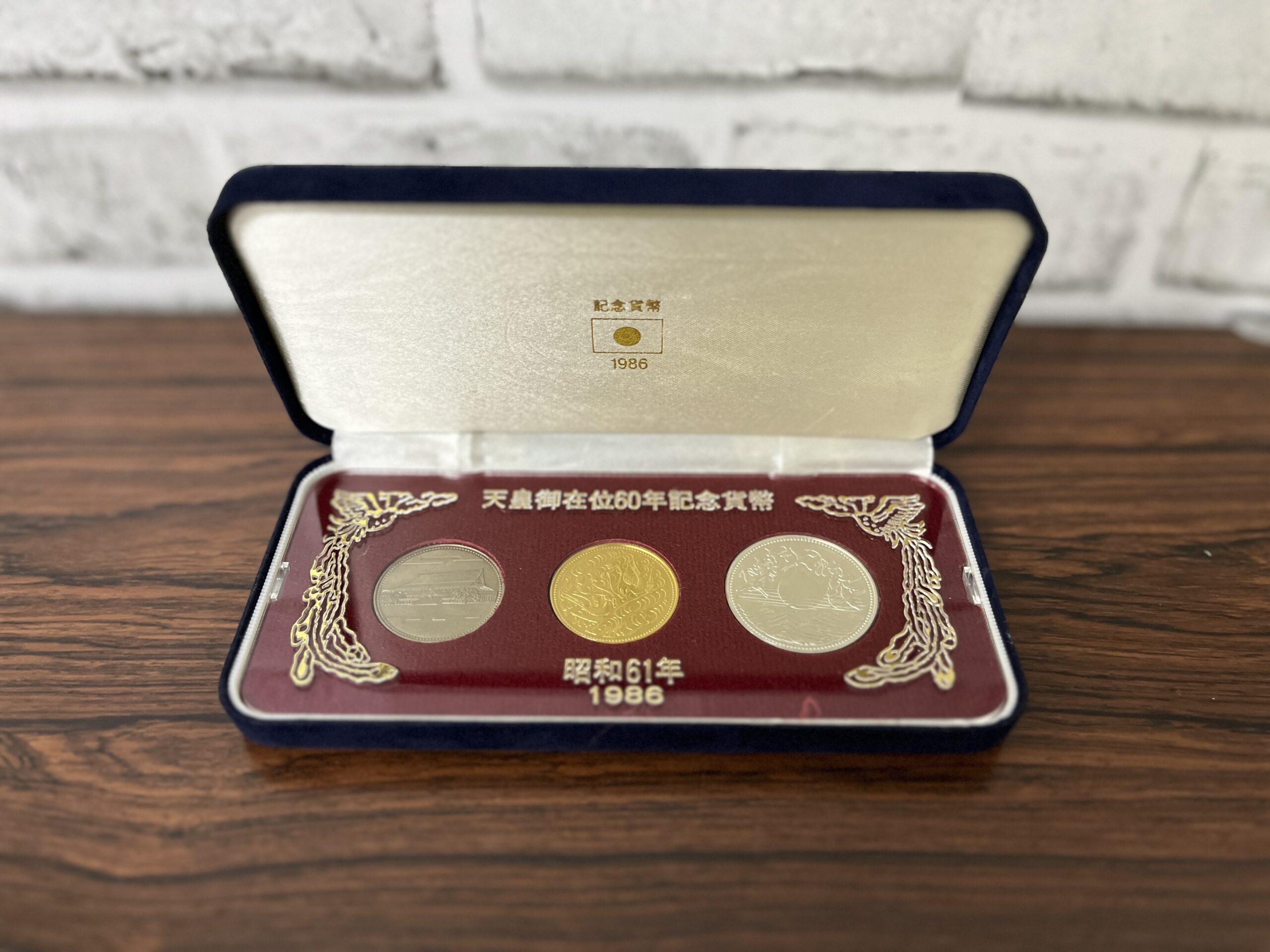 天皇陛下御在位60年記念貨幣セット 10万円金貨 1万円銀貨 500円白銅貨 の買取